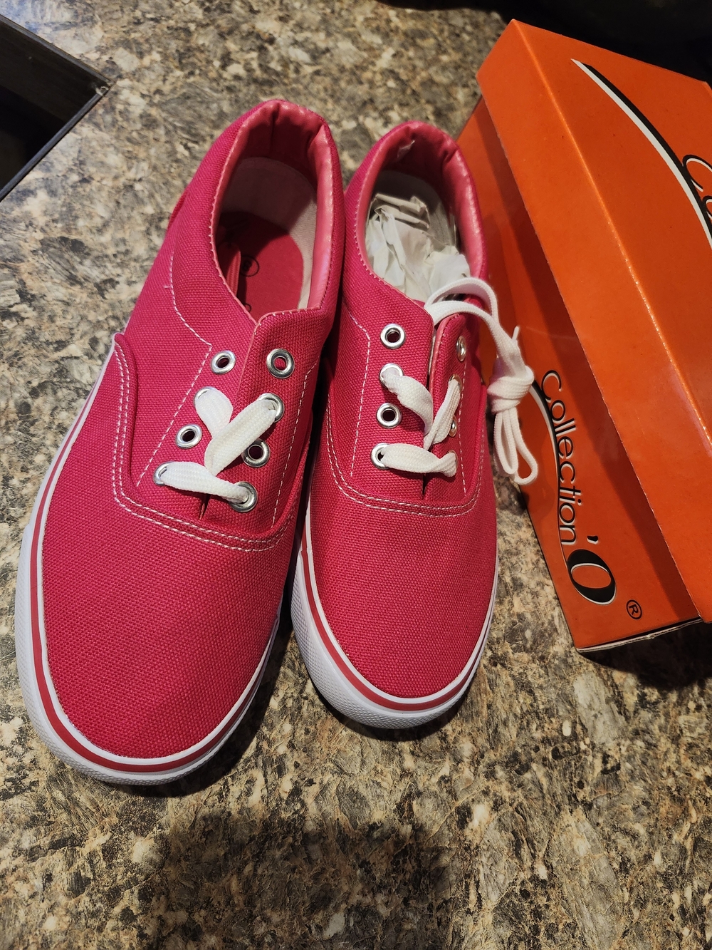 Women’s Canvas Low-Top Sneakers in Bright Pink